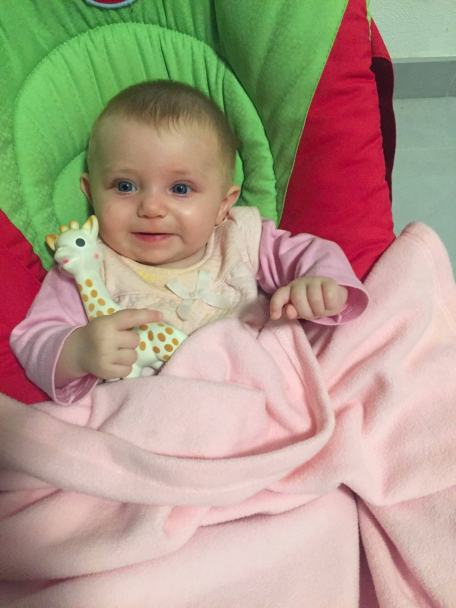 Eva participe au concours pour gagner de l'argent avec cette photo : baby, baby_products, cheek, child, eye, head, linens, person, pink, product, skin, smile, toddler