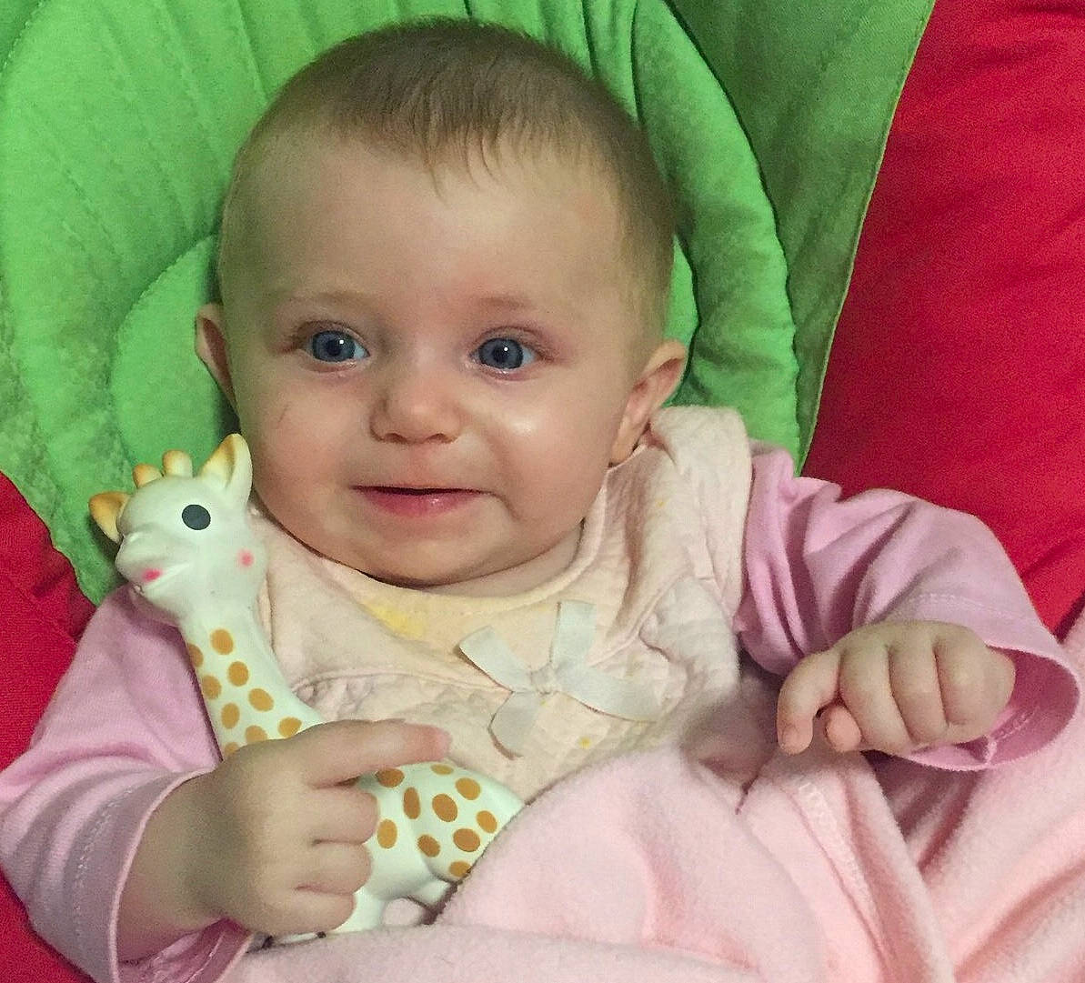 Eva participe au concours pour gagner de l'argent avec cette photo : baby, baby_making_funny_faces, baby_products, cheek, child, eye, face, finger, hand, head, iris, lip, mouth, nose, person, pink, product, skin, smile, thumb