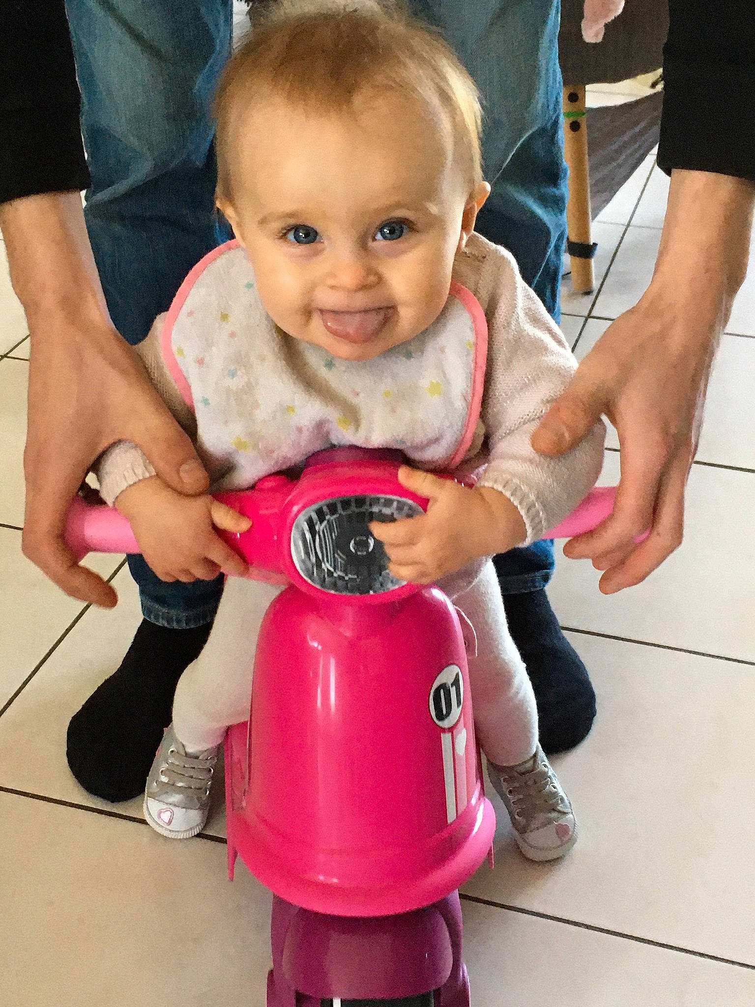 Elza participe au concours pour gagner de l'argent avec cette photo : child, daughter, fun, person, pink, smile, toddler, vehicle
