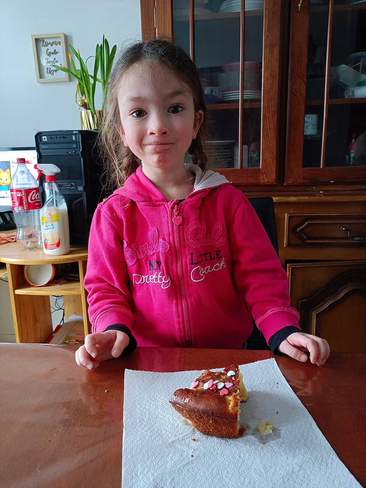 Layla participe au concours pour gagner de l'argent avec cette photo : baked_goods, cake, chair, cuisine, dessert, dish, finger_food, food, fork, houseplant, ingredient, joy, kuchen, person, plant, plate, recipe, smile, table, tableware