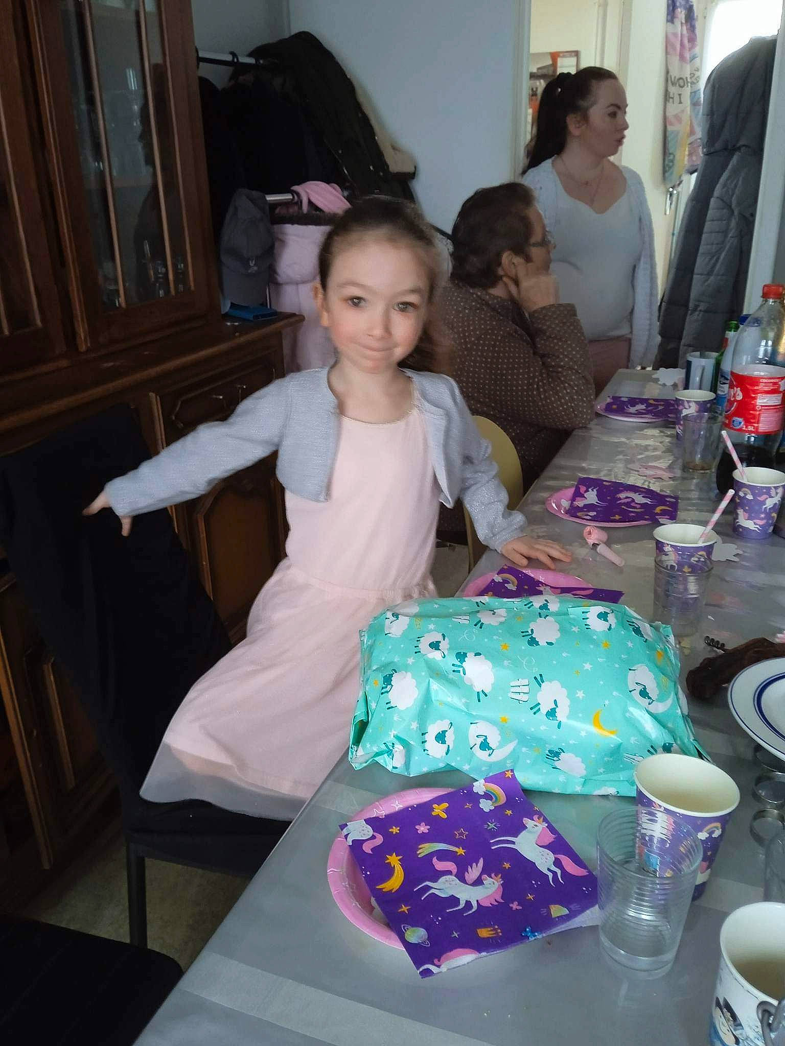 Layla participe au concours pour gagner de l'argent avec cette photo : birthday, cabinetry, cake_decorating, chair, child, cup, drinkware, event, fun, joy, party, person, pink, plastic_bottle, purple, room, t_shirt, table, tableware, textile