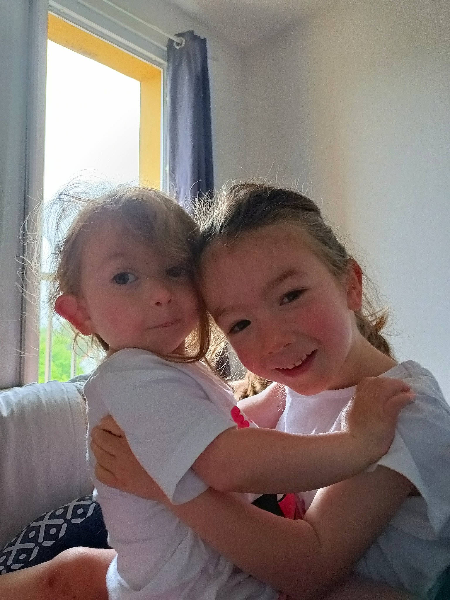 Elyna participe au concours pour gagner de l'argent avec cette photo : blond, child, chin, comfort, curtain, elbow, event, facial_expression, fun, gesture, grass, happy, iris, joy, person, shoulder, sitting, smile, t_shirt, toddler