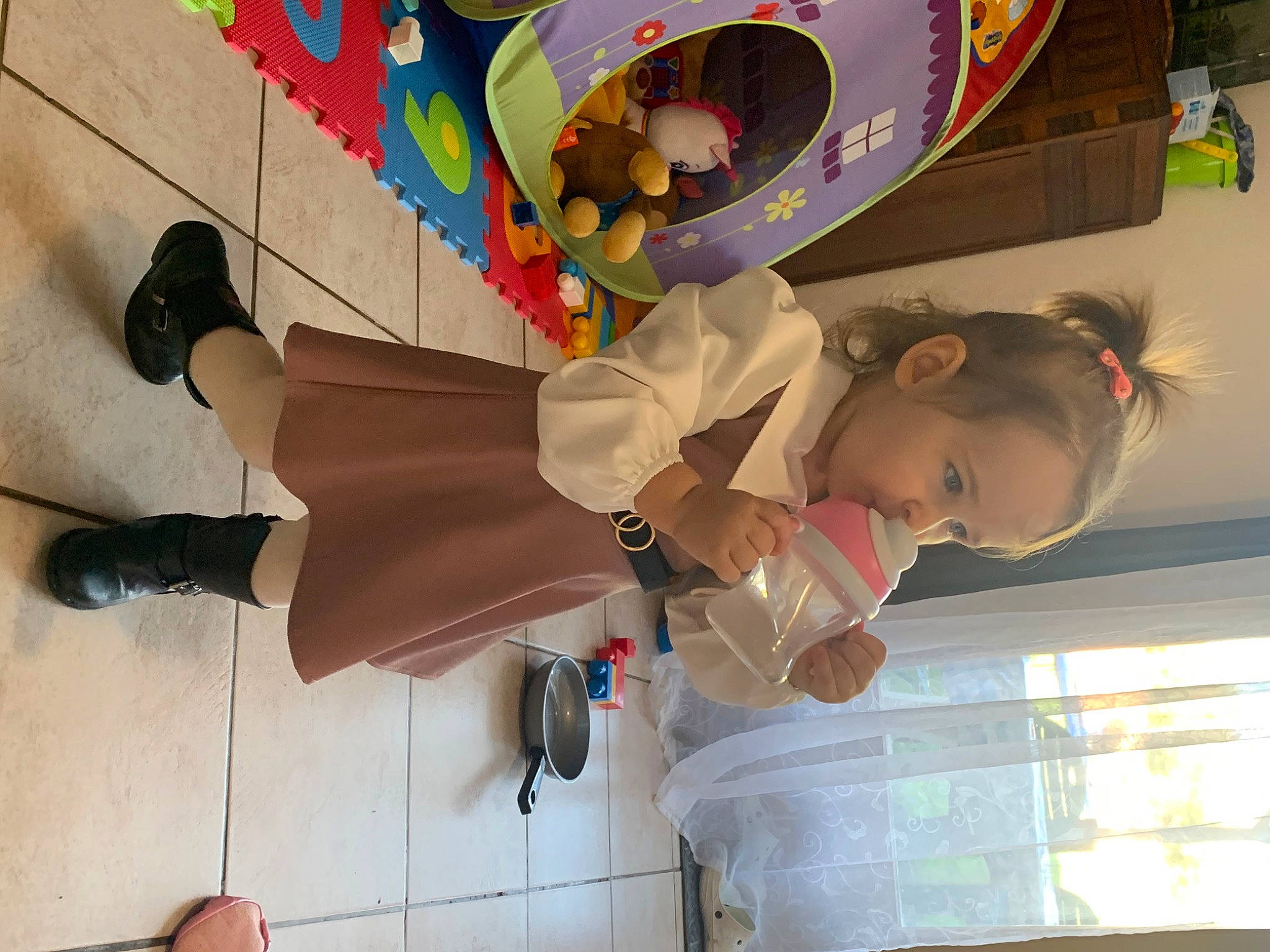 Joy participe au concours pour gagner de l'argent avec cette photo : animation, art, ceiling, child, eyewear, flooring, fun, happy, human_leg, knee, leisure, person, recreation, room, sandal, thigh, toddler, visual_arts