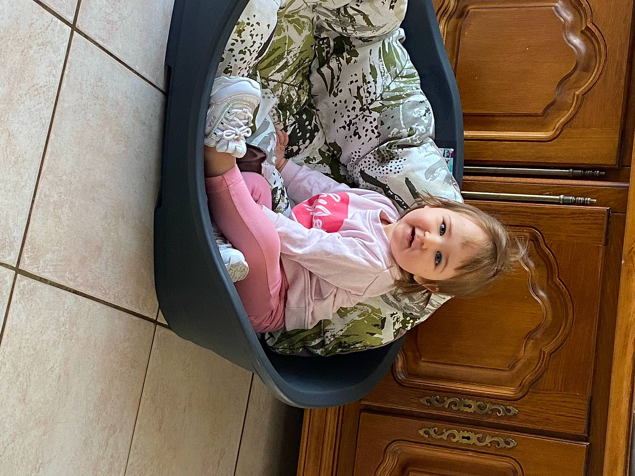 Joy a rejoint le concours — aidez-le/la à gagner de superbes lots ! baby, baby_carriage, baby_products, baby_toddler_clothing, child, comfort, door, door_handle, drawer, home_door, person, room, sitting, toddler, tree, wood, yellow