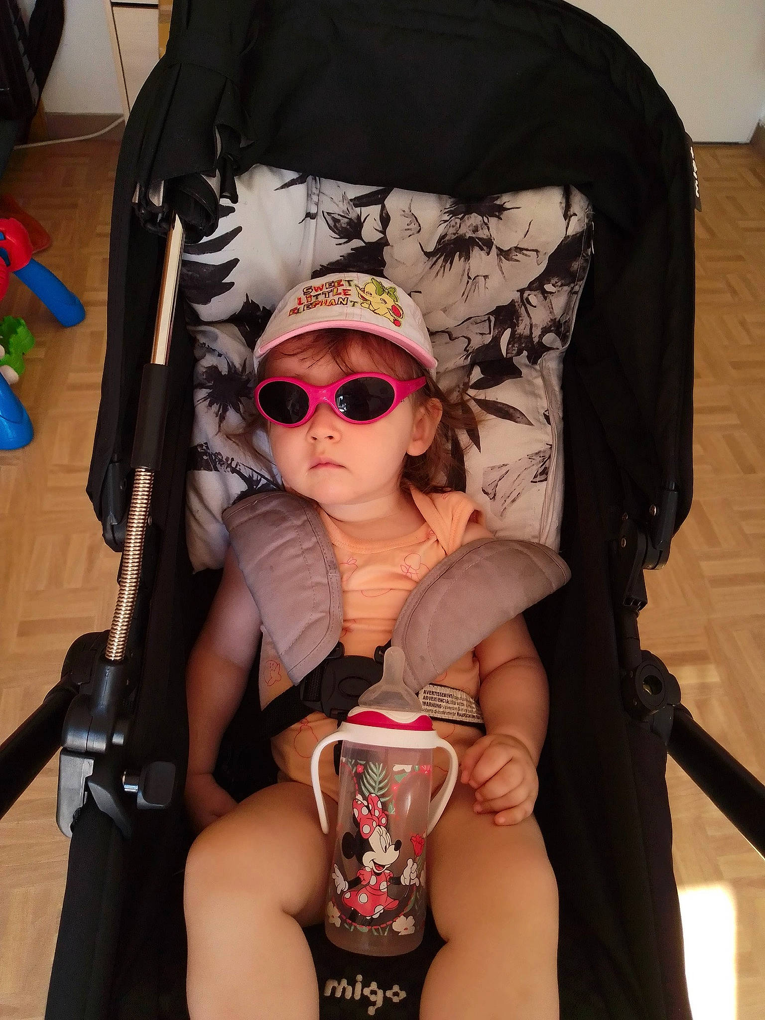 Joy participe au concours pour gagner de l'argent avec cette photo : baby_carriage, baby_toddler_clothing, car_seat, chest, child, comfort, eyewear, foot, glasses, goggles, headwear, human_body, human_leg, knee, nail, person, personal_protective_equipment, shorts, sunglasses, thigh