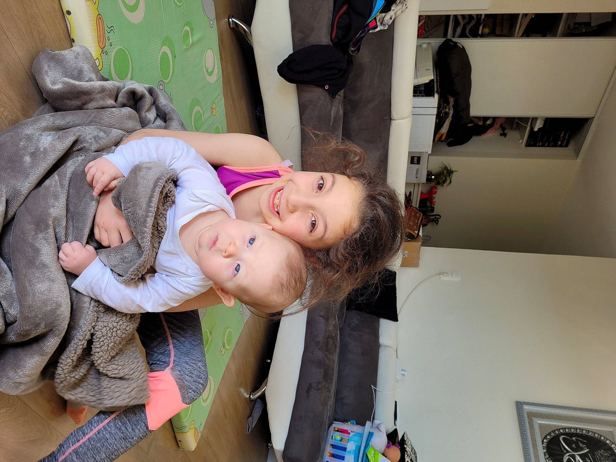 Dalila participe au concours pour gagner de l'argent avec cette photo : baby, baby_products, child, comfort, fun, happy, joy, person, room, skin, smile, toddler, vacation