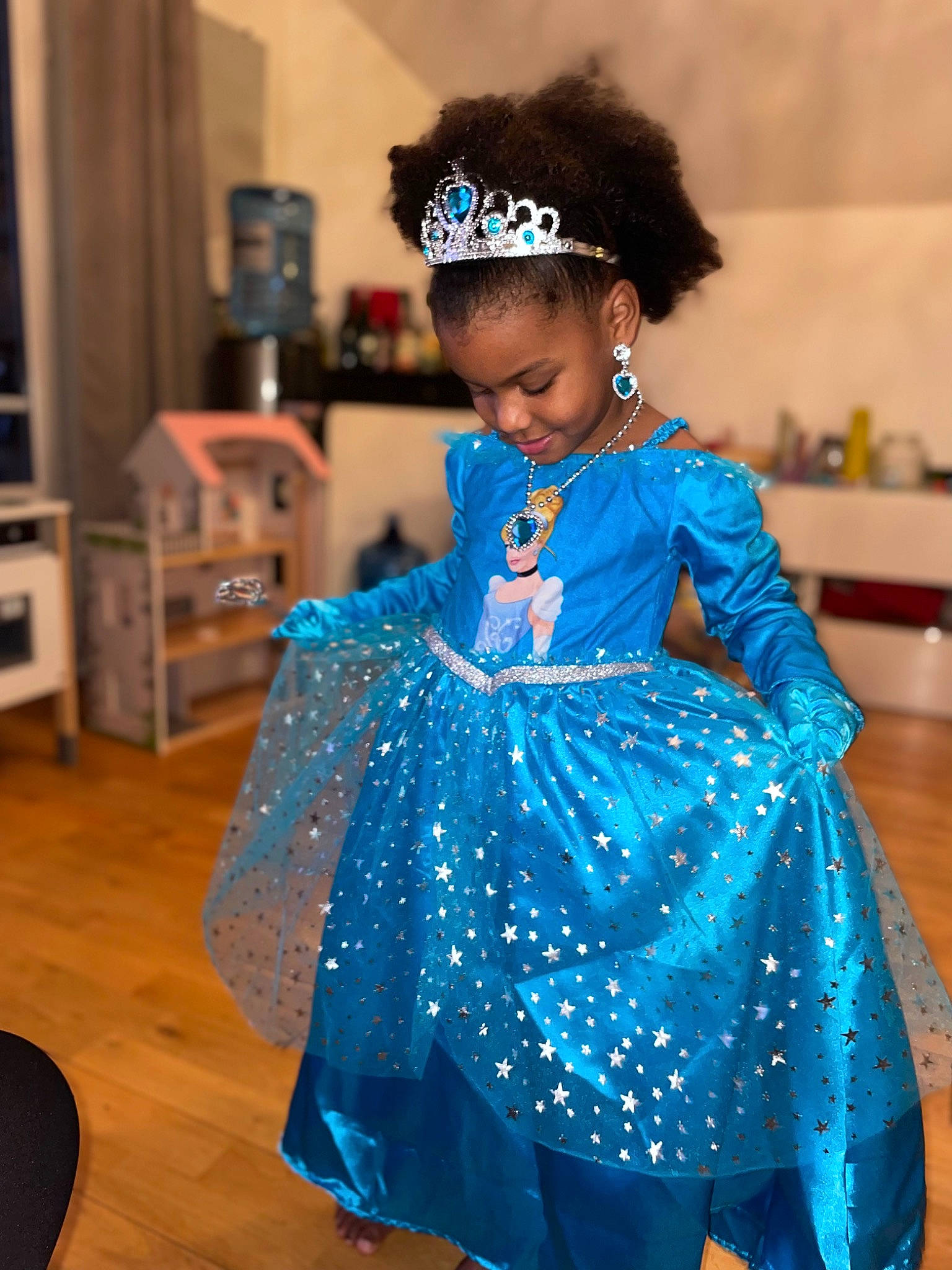 Ceyana participe au concours pour gagner de l'argent avec cette photo : blue, child, costume, costume_design, curtain, dancer, dress, electric_blue, entertainment, event, fashion_accessory, fashion_design, fun, happy, headpiece, jewellery, performing_arts, person, sleeve, smile