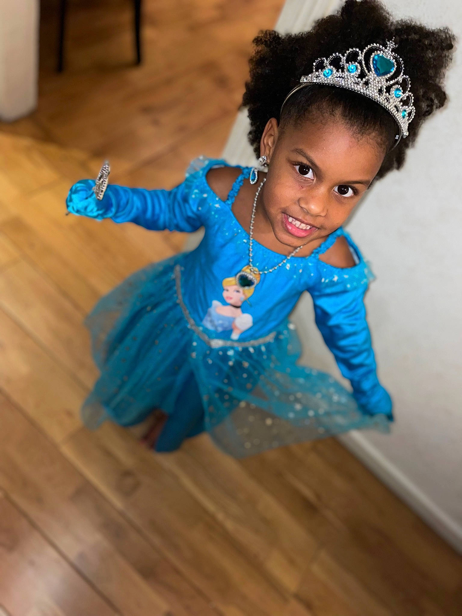 Ceyana a rejoint le concours — aidez-le/la à gagner de superbes lots ! azure, baby_toddler_clothing, electric_blue, entertainment, face, flash_photography, flooring, fun, hand, happy, hardwood, head, headgear, headpiece, human_body, joy, leisure, person, skin, smile