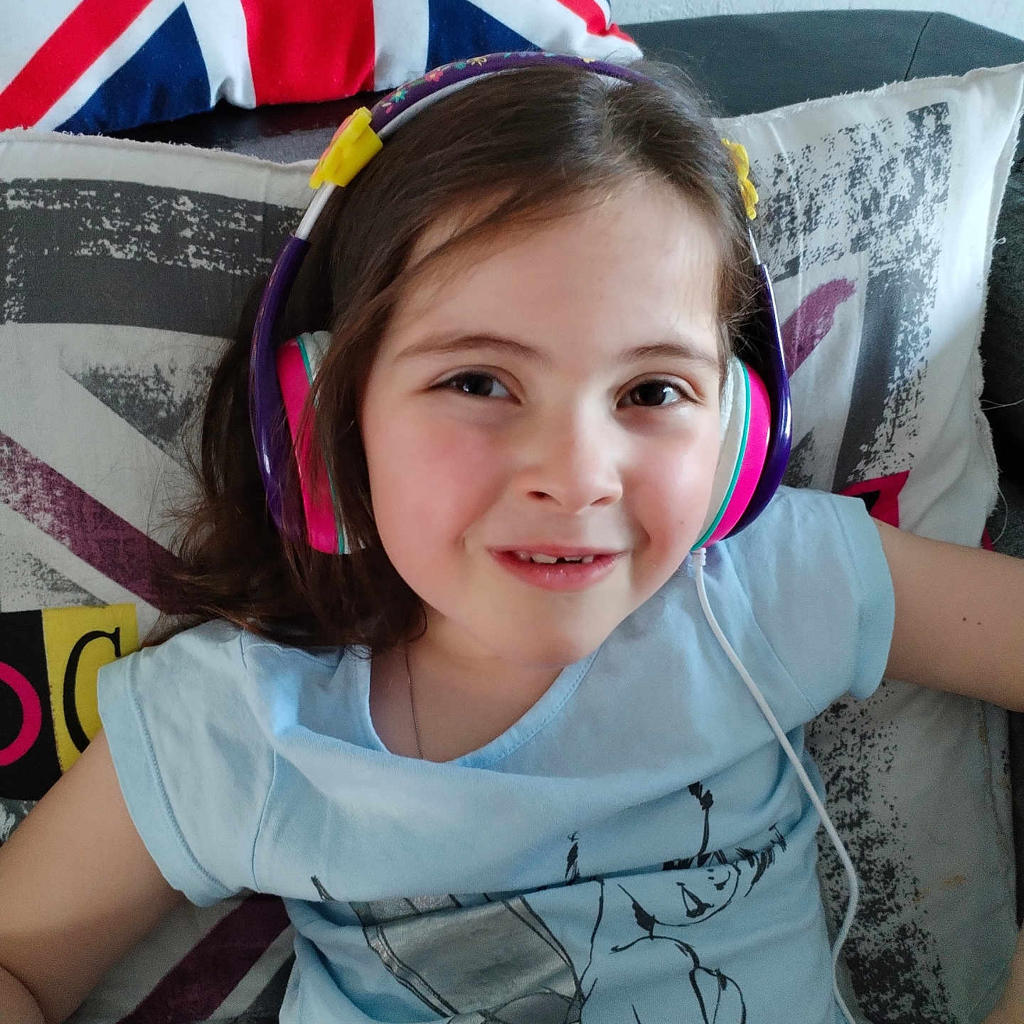 Kali participe au concours pour gagner de l'argent avec cette photo : accessories, bodypart, child, clothing, couch, cushion, electronics, face, female, furniture, girl, head, headphones, homedecor, jewelry, person, photography, portrait, ring, t_shirt