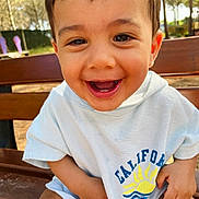 Warren a rejoint le concours — aidez-le/la à gagner de superbes lots ! toddler, child, smiling, happy, outdoor, bench, hoodie, clothing, sunny, daylight, park, nature, trees, playground, casual, portrait, cute, baby, person, seat