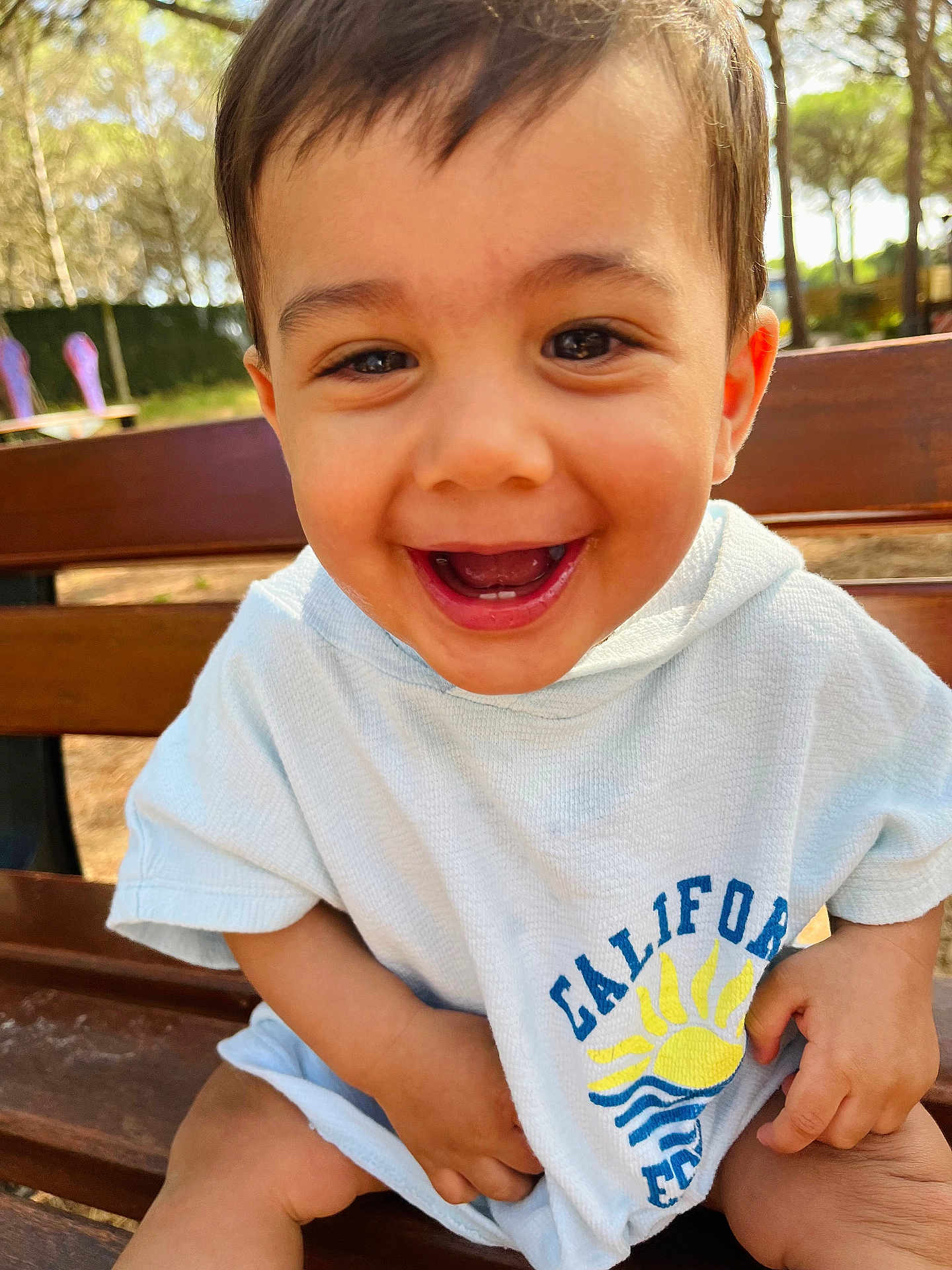Warren a rejoint le concours — aidez-le/la à gagner de superbes lots ! toddler, child, smiling, happy, outdoor, bench, hoodie, clothing, sunny, daylight, park, nature, trees, playground, casual, portrait, cute, baby, person, seat