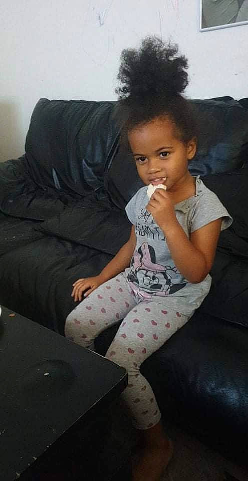 Aurore participe au concours pour gagner de l'argent avec cette photo : blond, comfort, couch, flash_photography, fun, hairstyle, happy, human_leg, joint, knee, laptop, long_hair, person, shoulder, sitting, sock, standing, t_shirt, textile, thigh