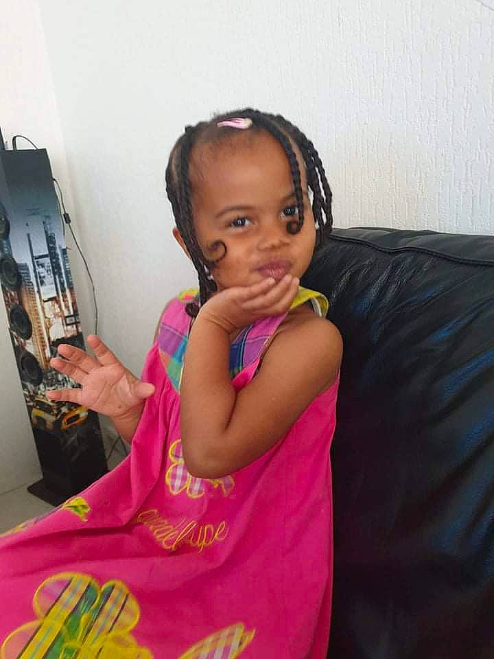 Aurore a rejoint le concours — aidez-le/la à gagner de superbes lots ! black_hair, bracelet, cheek, child, elbow, eyebrow, eyelash, fashion_design, fun, happy, jewellery, long_hair, magenta, neck, necklace, person, room, sitting, sleeve, t_shirt