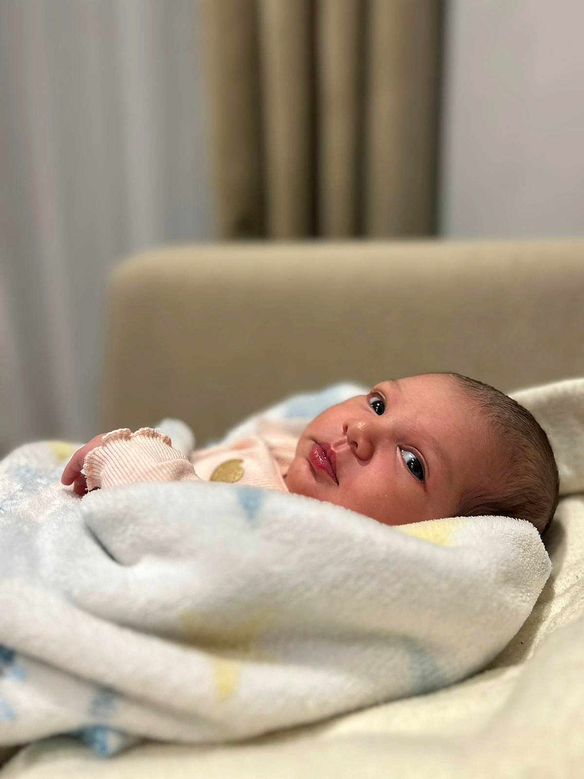 Tia a rejoint le concours — aidez-le/la à gagner de superbes lots ! baby, blanket, child, couch, cozy, cute, eyes, face, head, indoors, infant, newborn, peaceful, portrait, resting, skin, sleepwear, small, soft, wrapped