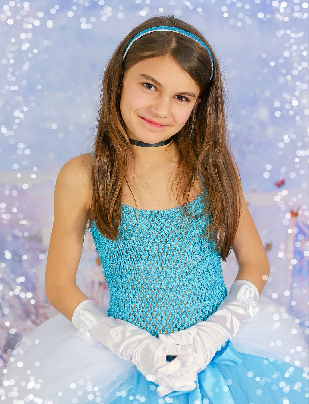 Clara a rejoint le concours — aidez-le/la à gagner de superbes lots ! beauty, blue, brown_hair, child_model, joy, lady, long_hair, pattern, person, photo_shoot, photography, smile