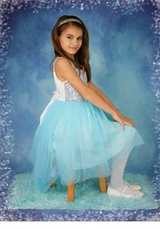 Clara participe au concours pour gagner de l'argent avec cette photo : art, ballet_tutu, blue, child, child_model, clothing, costume, dress, fictional_character, lady, long_hair, person, photo_shoot, photography, pink, portrait, smile