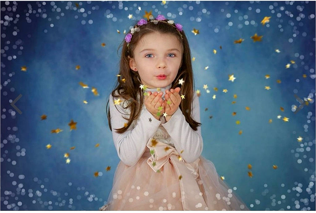 éloïse a rejoint le concours — aidez-le/la à gagner de superbes lots ! child, child_model, fun, happy, person, photograph, photography, photomontage, portrait, sky, smile, space, toddler, world