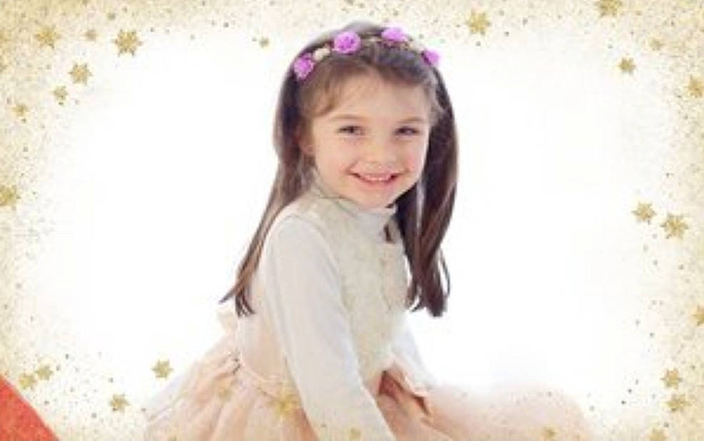 éloïse a rejoint le concours — aidez-le/la à gagner de superbes lots ! child, child_model, crown, dress, fashion_accessory, hair, hair_accessory, hairstyle, happy, headband, headgear, headpiece, joy, long_hair, person, petal, pink, portrait, smile, toddler