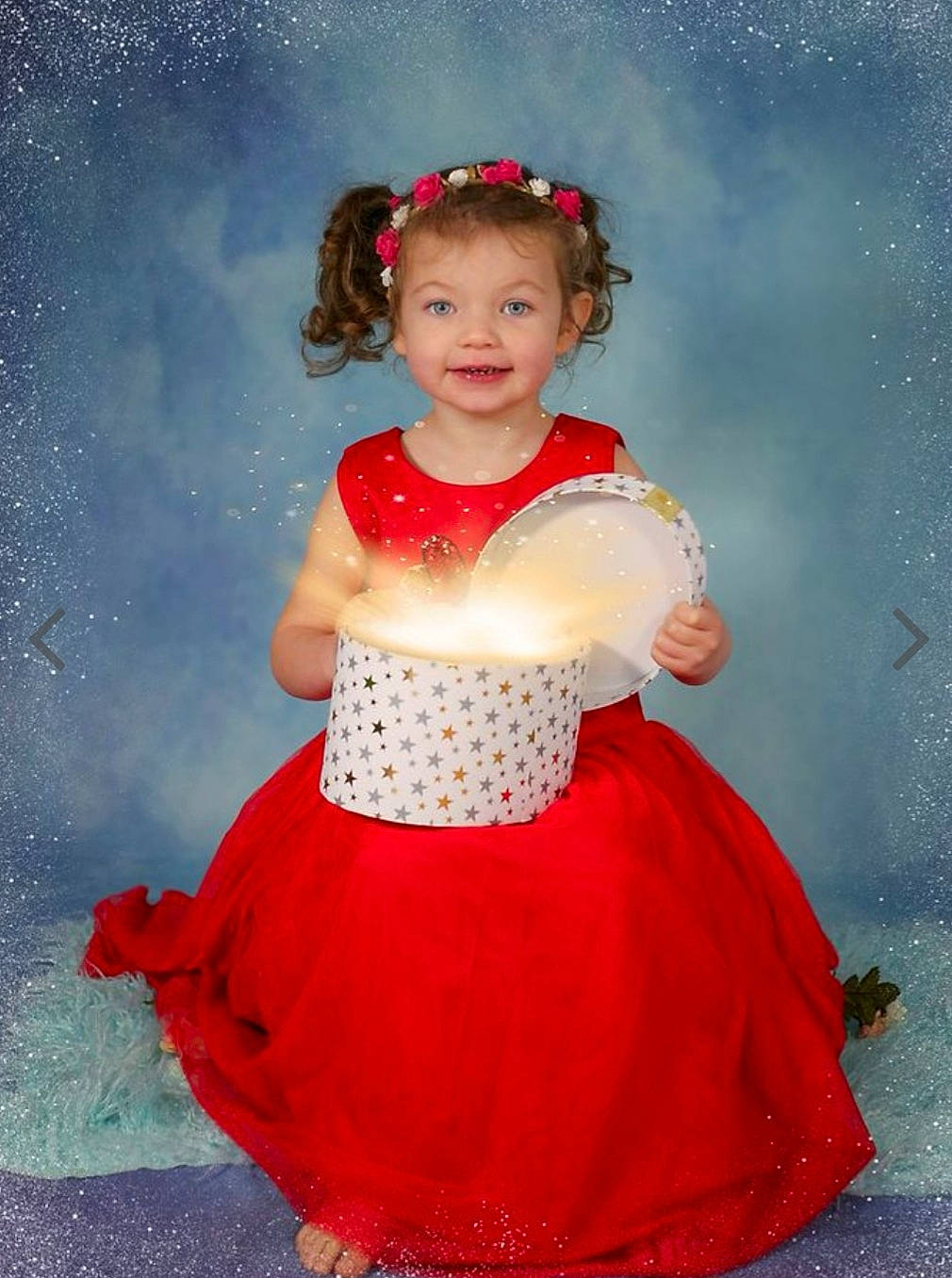 Charline participe au concours pour gagner de l'argent avec cette photo : child, child_model, clothing, costume, dress, joy, person, red, smile, toddler