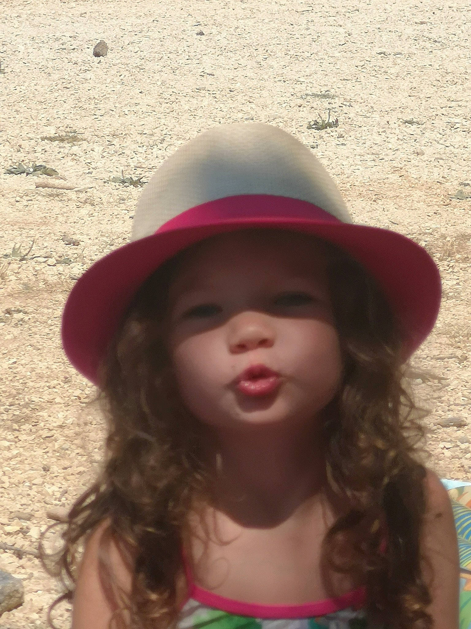 Charline participe au concours pour gagner de l'argent avec cette photo : bowler_hat, clothing, cool, costume_accessory, costume_hat, fashion_accessory, fedora, hat, headgear, lip, magenta, person, pink, smile, sun_hat