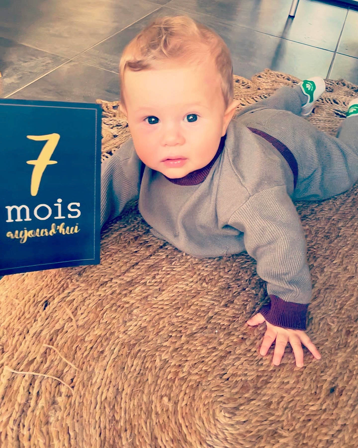 Jean participe au concours pour gagner de l'argent avec cette photo : baby, baby_toddler_clothing, cool, electric_blue, eye, finger, flash_photography, floor, flooring, hair, hairstyle, hand, happy, hardwood, head, iris, person, skin, sleeve, toddler