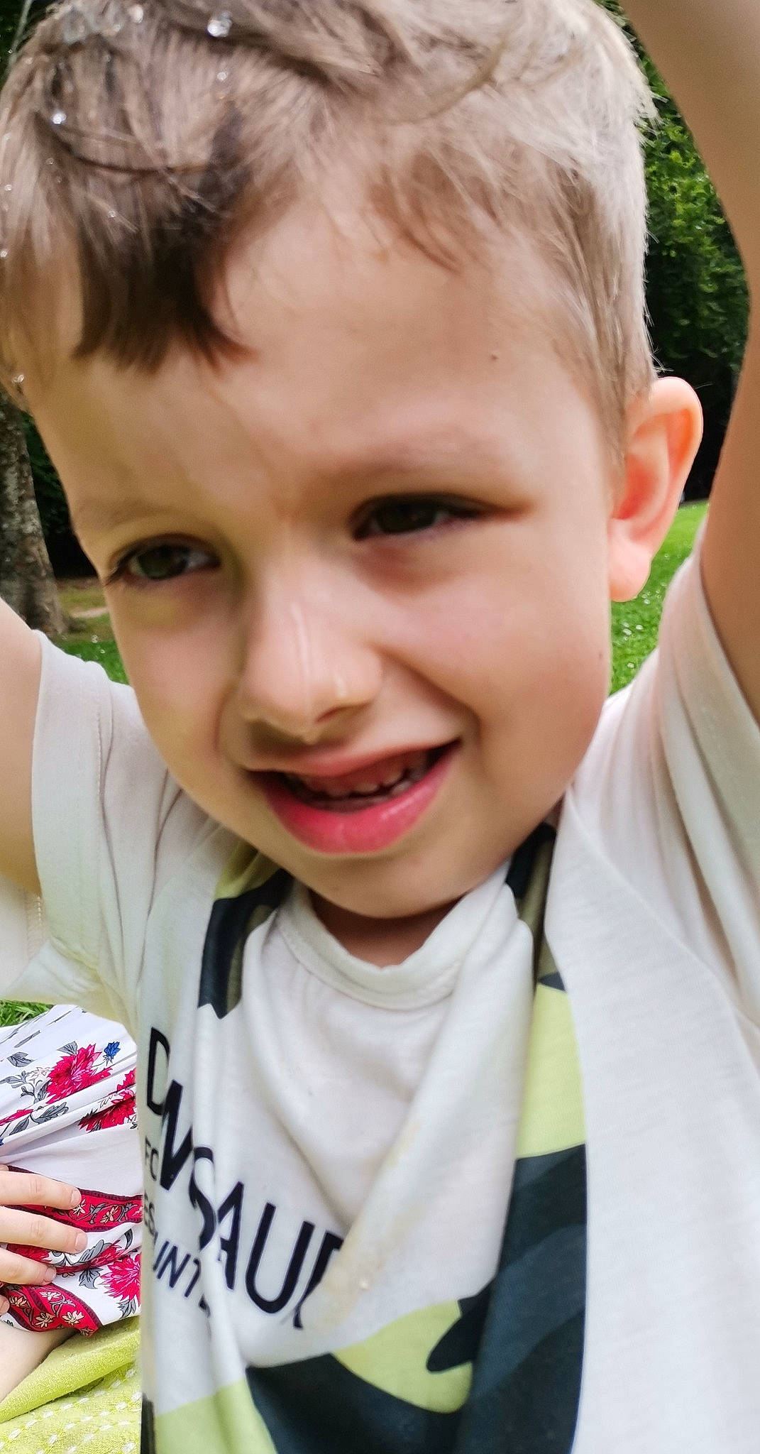 Louness a rejoint le concours — aidez-le/la à gagner de superbes lots ! cheek, chin, cool, ear, eye, eyebrow, eyelash, forehead, gesture, grass, happy, iris, jaw, joy, lip, mouth, neck, nose, person, skin