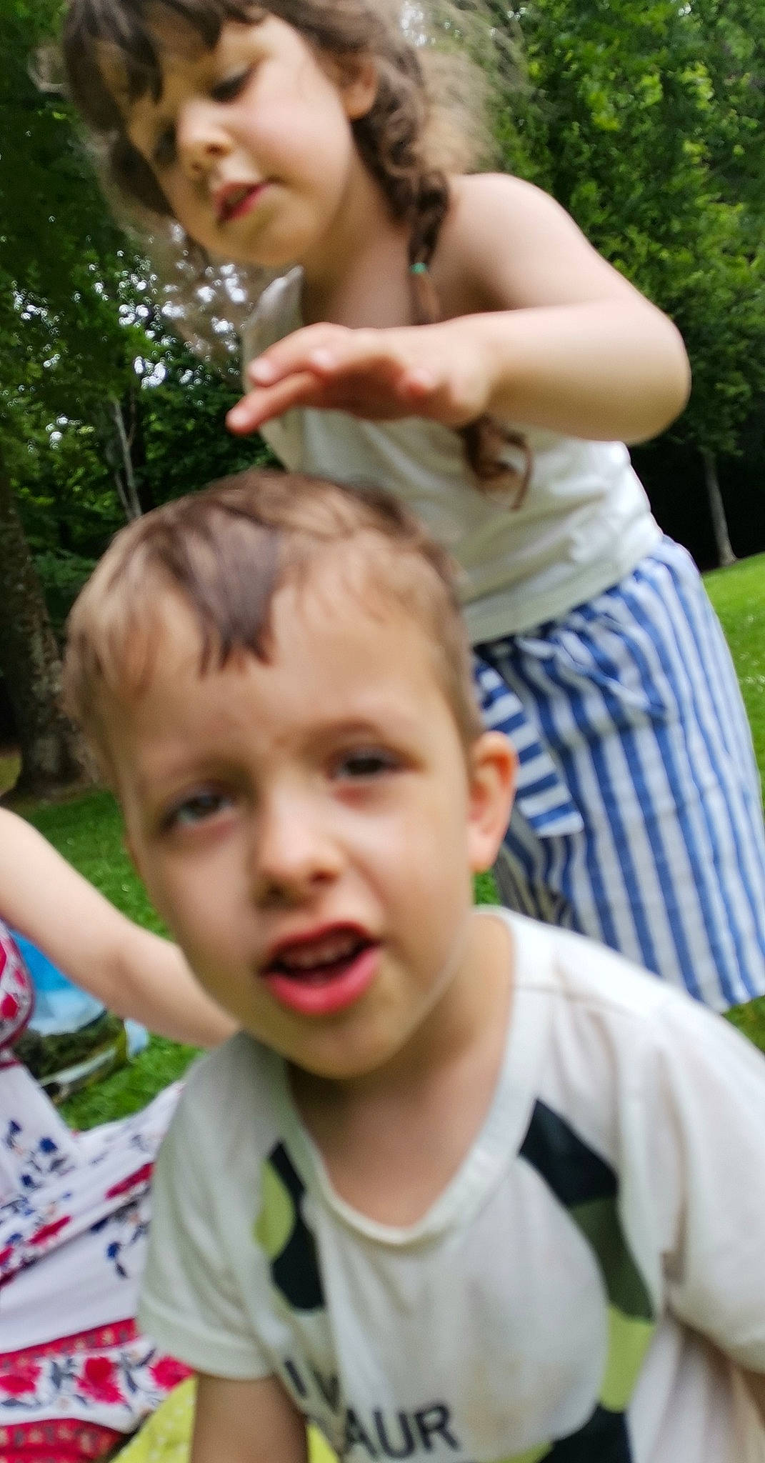 Louness a rejoint le concours — aidez-le/la à gagner de superbes lots ! daytime, facial_expression, finger, gesture, grass, hairstyle, happy, human, leisure, mammal, muscle, natural_environment, organ, people_in_nature, person, photograph, plant, shirt, social_group, style