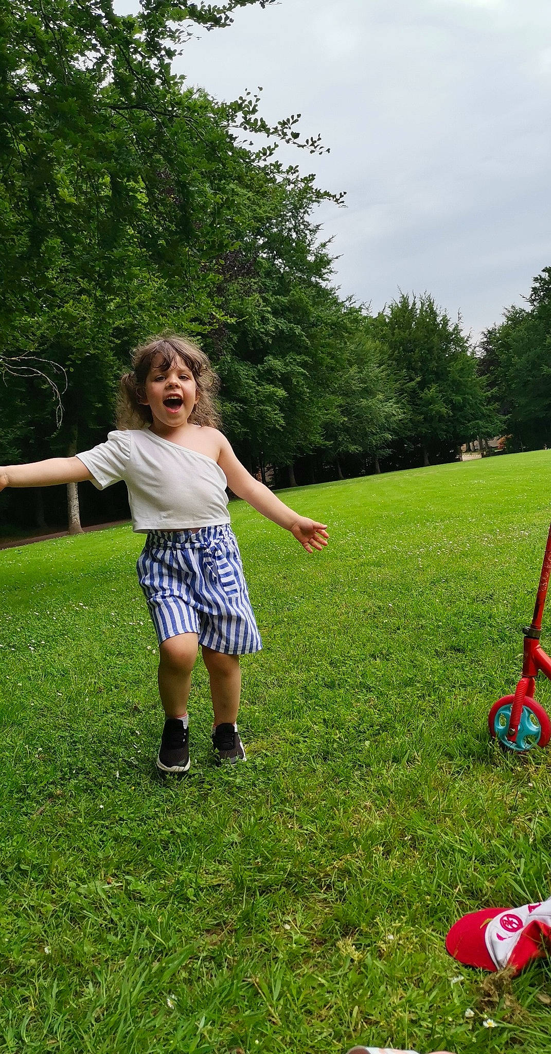 Nawel a rejoint le concours — aidez-le/la à gagner de superbes lots ! child, fun, grass, grassland, happy, lawn, leisure, meadow, pasture, people_in_nature, person, plant, play, recreation, shorts, sky, t_shirt, toddler, tree, waist