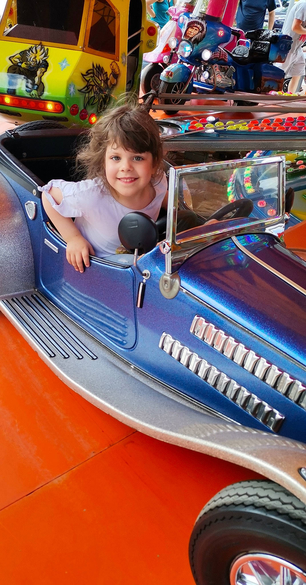 Nawel a rejoint le concours — aidez-le/la à gagner de superbes lots ! automotive_design, automotive_exterior, automotive_lighting, automotive_tire, automotive_wheel_system, bumper, electric_blue, fender, fun, headlamp, hood, joy, leisure, mode_of_transport, motor_vehicle, person, recreation, smile, toddler, vehicle