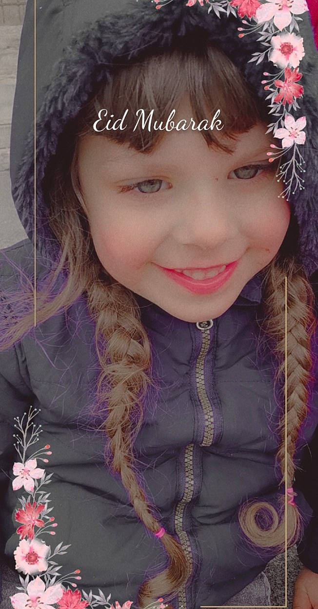 Nawel participe au concours pour gagner de l'argent avec cette photo : black_hair, cheek, cool, eye, eyebrow, eyelash, flash_photography, hair, happy, headgear, headwear, iris, joy, lip, outerwear, person, pink, purple, skin, sleeve