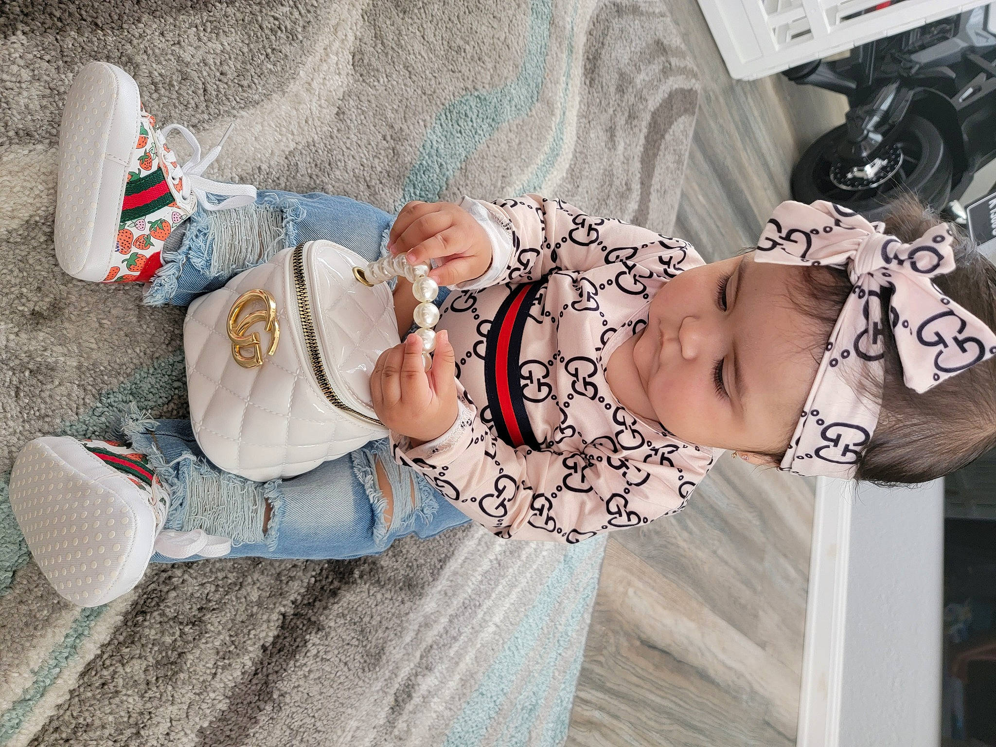 Sophia Aitana Reyes is registered to the contest to win money with this photo: abdomen, chest, cool, eyewear, fashion, glasses, headwear, human_leg, jeans, joint, knee, leg, navel, person, shorts, street_fashion, sunglasses, textile, thigh, tree