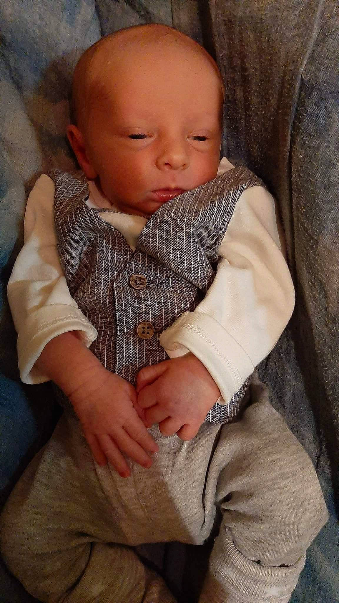 Hugo participe au concours pour gagner de l'argent avec cette photo : baby, cheek, child, finger, person, skin, sleep, toddler