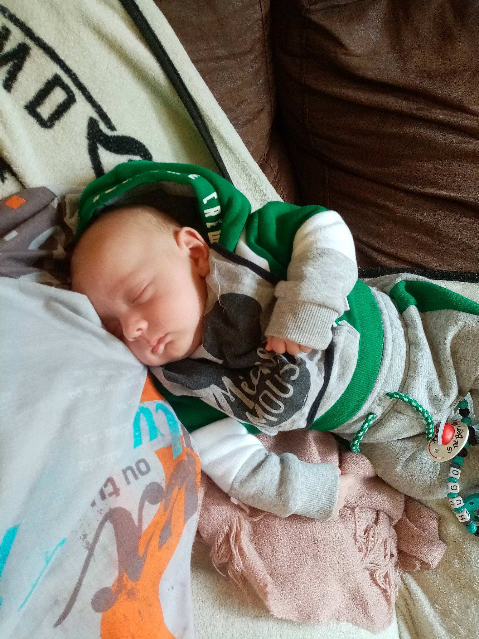 Hugo participe au concours pour gagner de l'argent avec cette photo : baby, child, nap, person, sleep, toddler