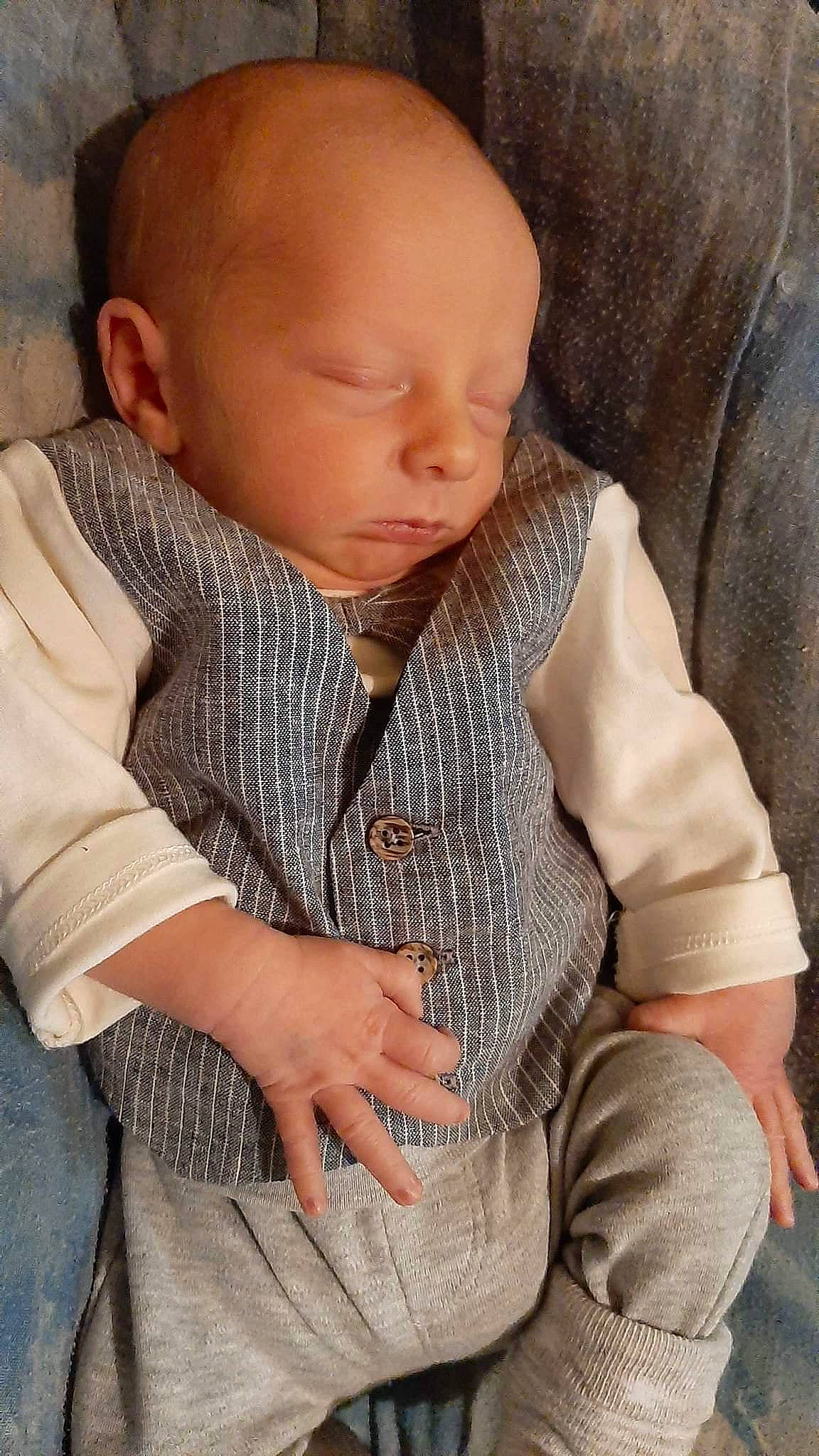 Hugo participe au concours pour gagner de l'argent avec cette photo : baby, cheek, child, person, skin, toddler