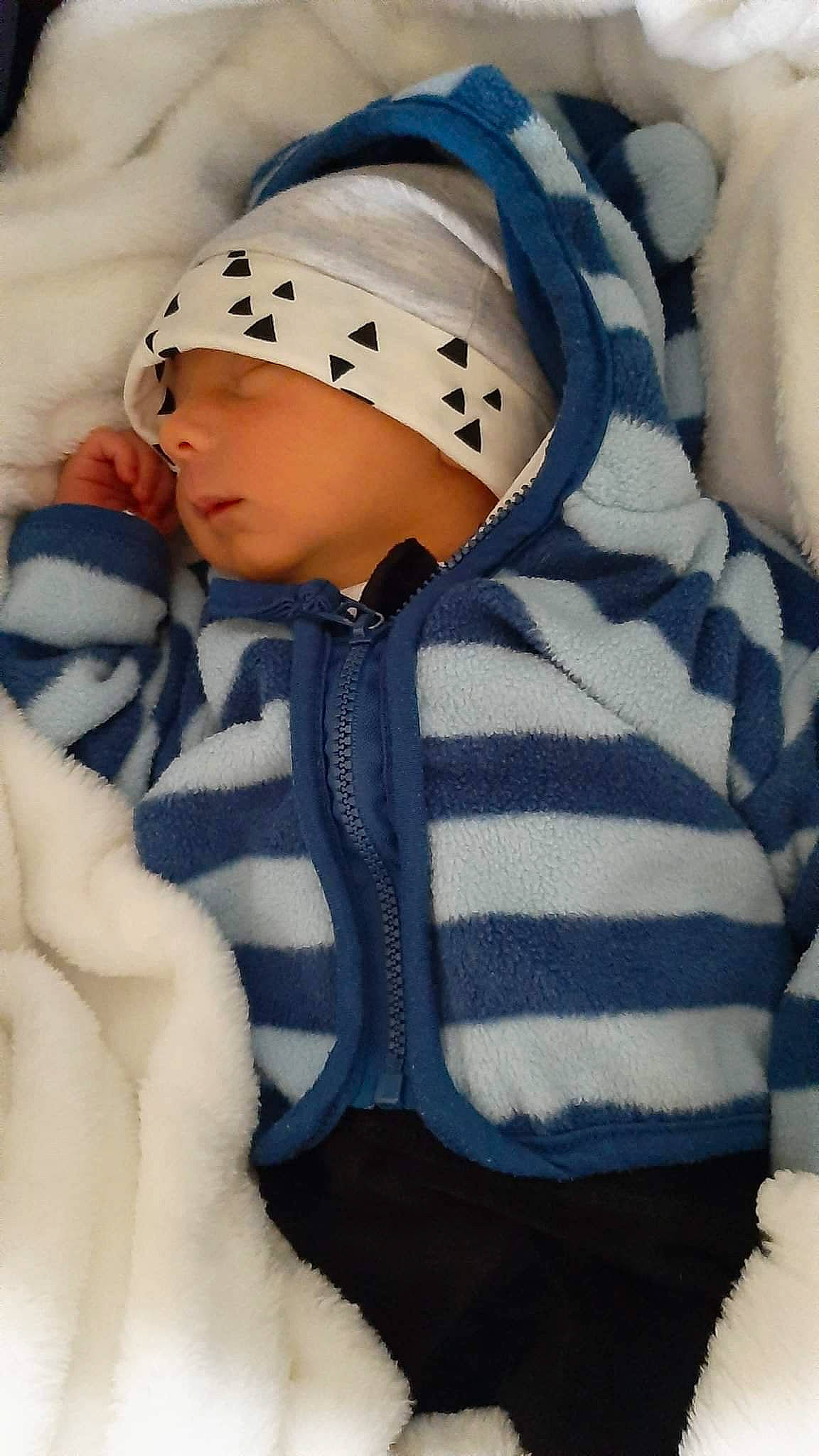 Hugo participe au concours pour gagner de l'argent avec cette photo : baby, beanie, cheek, child, headgear, knit_cap, outerwear, person, snow, toddler, winter