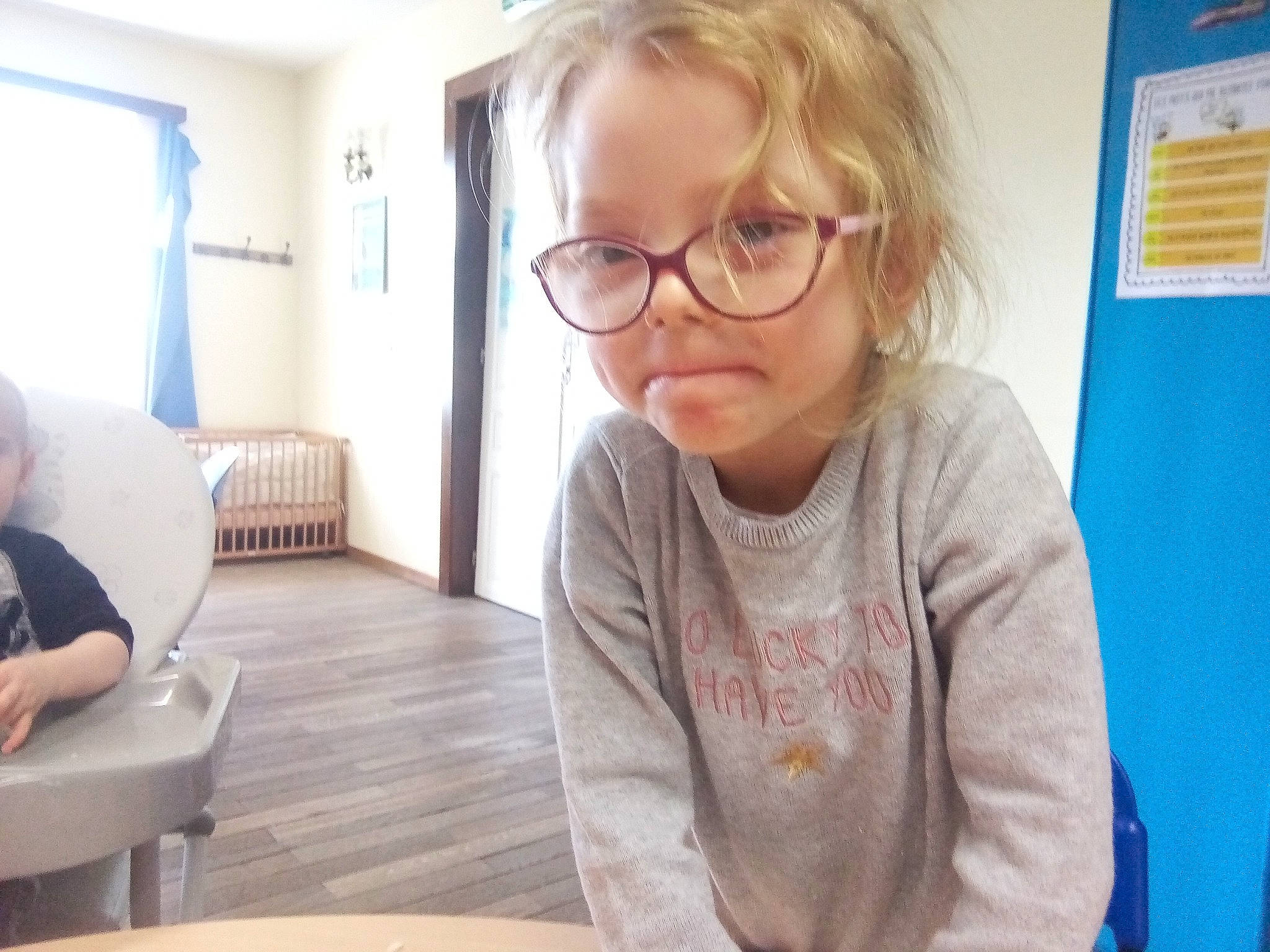 Maelyss participe au concours pour gagner de l'argent avec cette photo : blond, child, eyewear, face, glasses, hair, head, person, photography, selfie, sitting, smile, vacation, vision_care