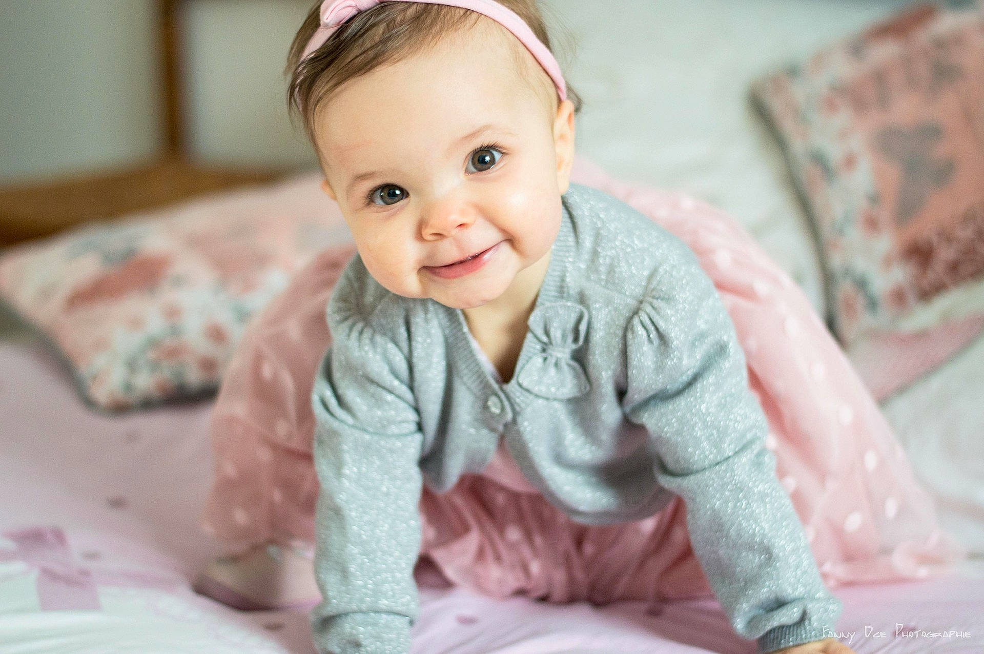 Noemie a rejoint le concours — aidez-le/la à gagner de superbes lots ! child, eye, girl, hair_accessory, infant, material, person, photograph, pink, portrait_photography, sitting, skin, smile, textile, toddler