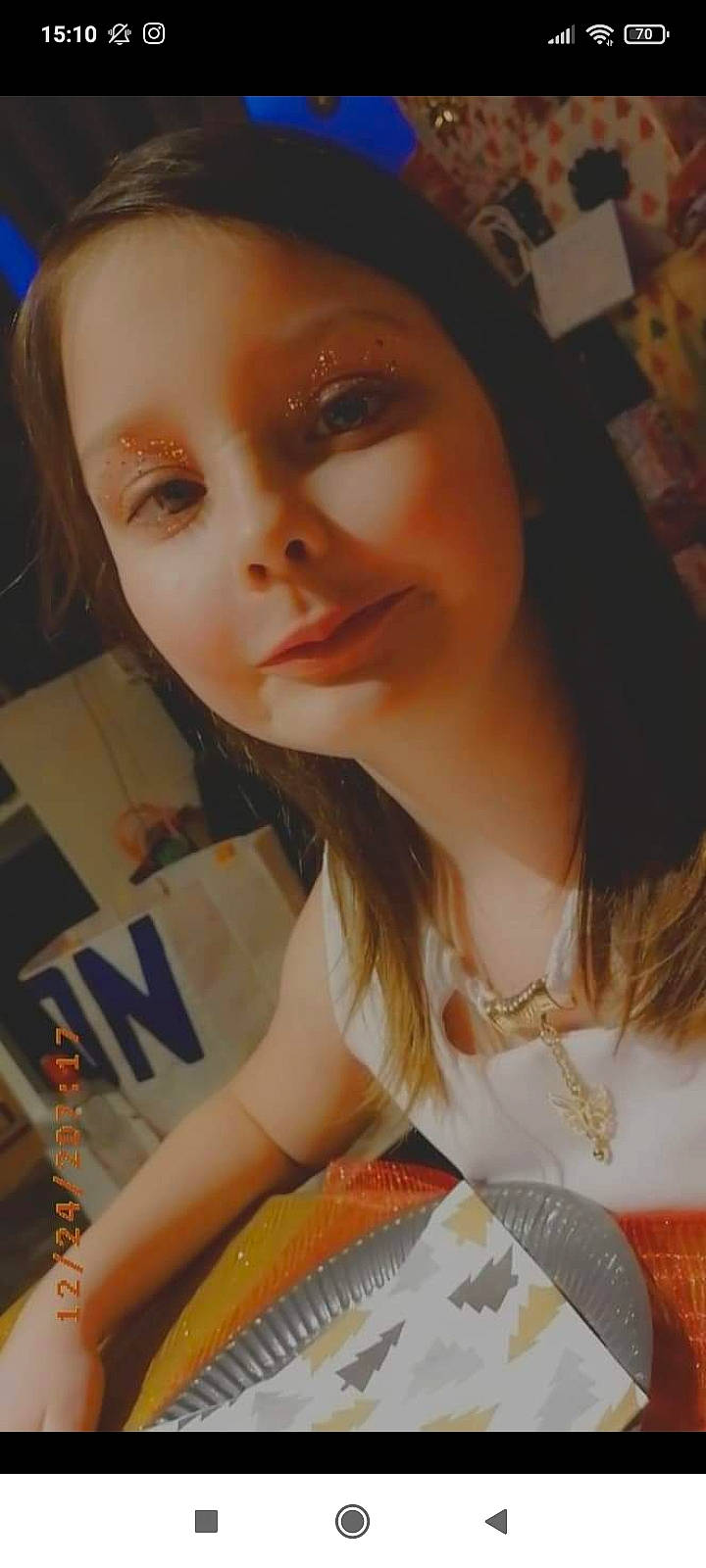 Flore a rejoint le concours — aidez-le/la à gagner de superbes lots ! bangs, beauty, blond, brown_hair, cheek, child, eyelash, fun, hair_coloring, happy, jaw, layered_hair, lip, long_hair, mouth, nose, person, selfie, skin, smile