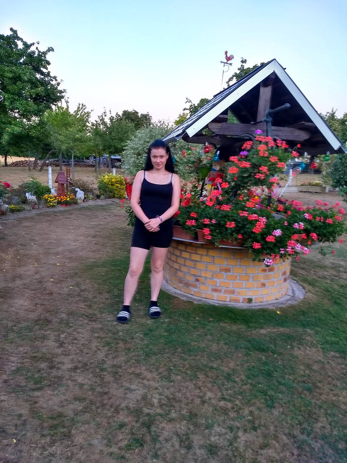 Lea a rejoint le concours — aidez-le/la à gagner de superbes lots ! event, flower, fun, garden, grass, house, human_leg, joy, landscape, lawn, leisure, people_in_nature, person, pink, plant, recreation, shorts, shrub, sky, smile