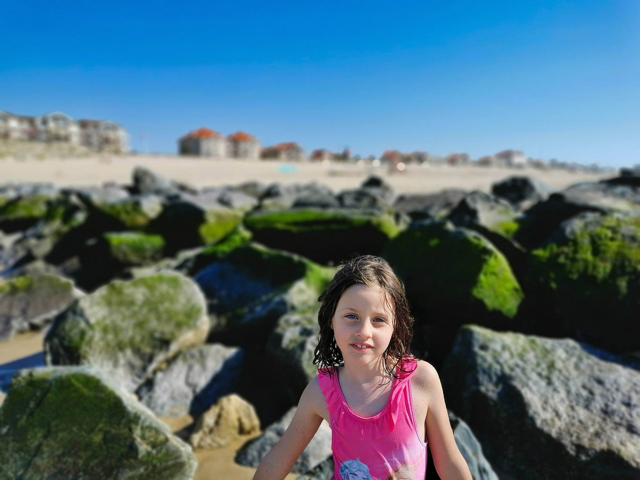 Margaux participe au concours pour gagner de l'argent avec cette photo : event, flash_photography, fun, grass, happy, hill, horizon, joy, landscape, leisure, morning, mountainous_landforms, people_in_nature, person, photograph, recreation, rock, sky, summer, swimwear
