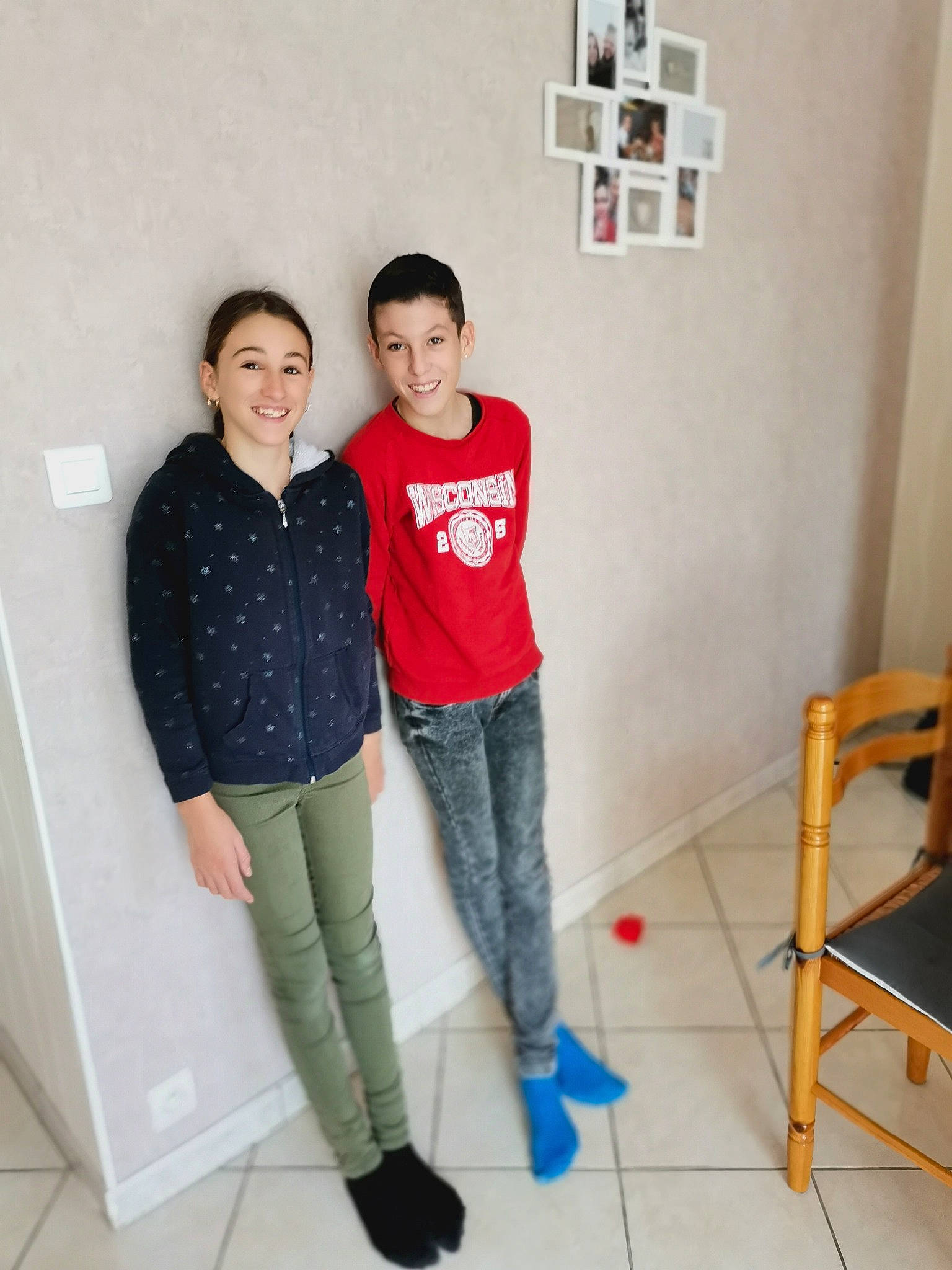 Chloé a rejoint le concours — aidez-le/la à gagner de superbes lots ! denim, door, event, floor, flooring, fun, happy, hardwood, jeans, joint, joy, knee, person, room, shoulder, sleeve, smile, standing, t_shirt, thigh