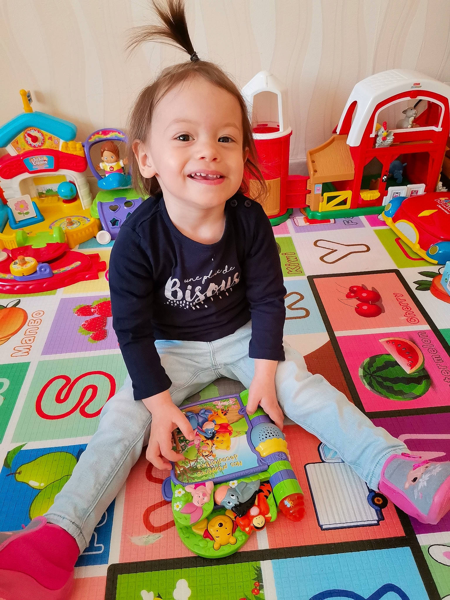 Kelly participe au concours pour gagner de l'argent avec cette photo : art, baby, baby_playing_with_toys, baby_toddler_clothing, child, couch, design, event, flooring, fun, green, happy, joy, leisure, people, person, play, product, room, sharing