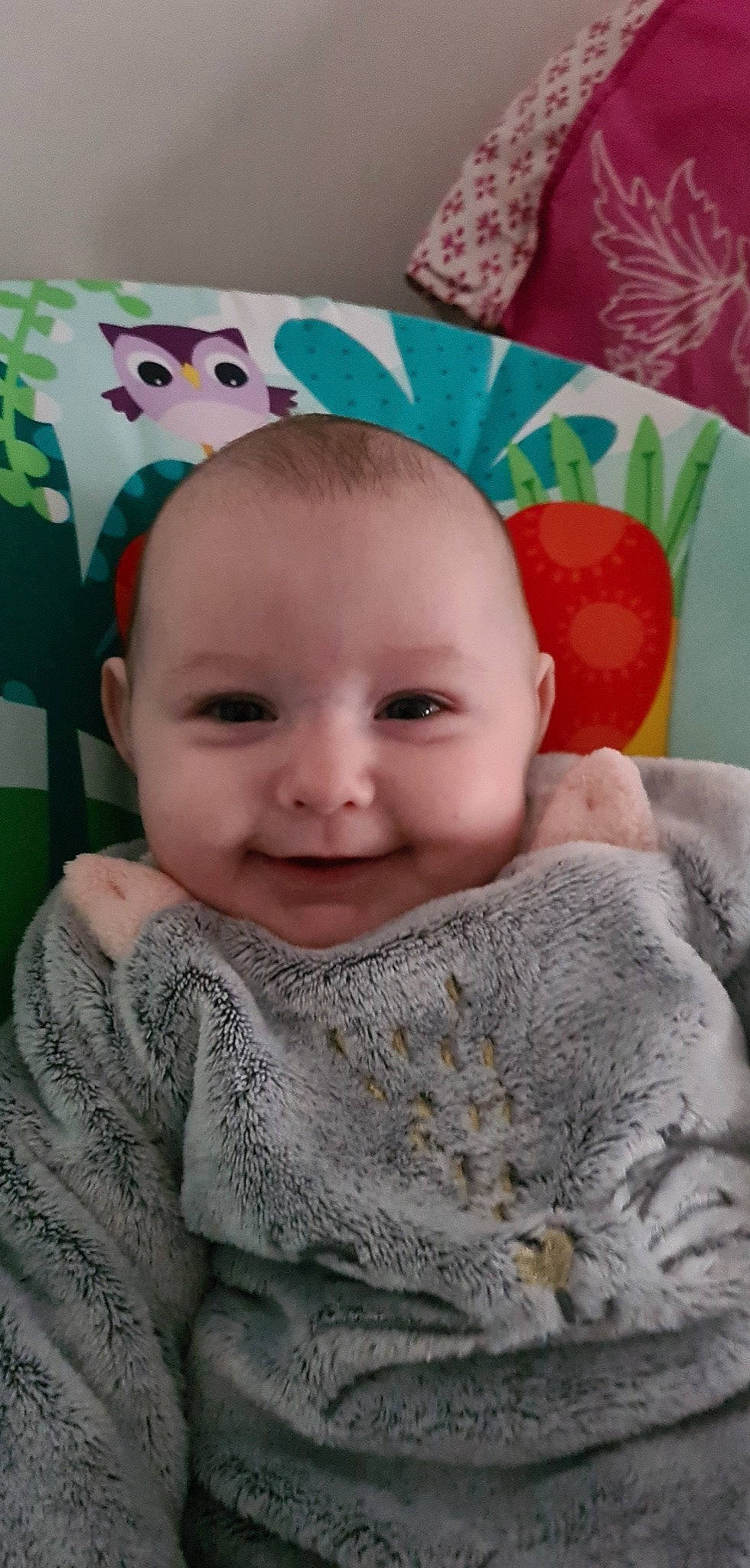 Lia a rejoint le concours — aidez-le/la à gagner de superbes lots ! baby, baby_toddler_clothing, cheek, child, eye, eyebrow, face, facial_expression, happy, head, iris, joy, nose, people, person, pink, product, skin, sleeve, smile