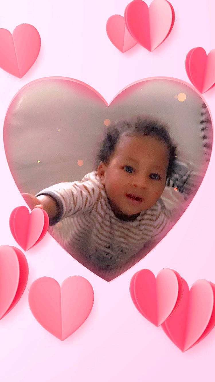 Adonys a rejoint le concours — aidez-le/la à gagner de superbes lots ! baby, baby_toddler_clothing, cheek, circle, event, eyelash, facial_expression, fun, hand, happy, head, lip, magenta, material_property, organ, party_supply, person, pink, red, toddler