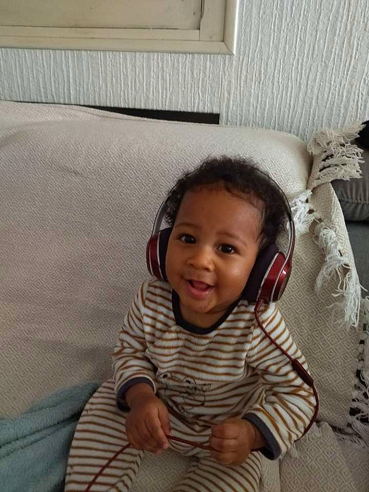 Adonys participe au concours pour gagner de l'argent avec cette photo : baby, baby_toddler_clothing, cheek, child, chin, comfort, eye, face, flooring, fun, happy, head, linens, nose, person, skin, sleeve, smile, toddler, window