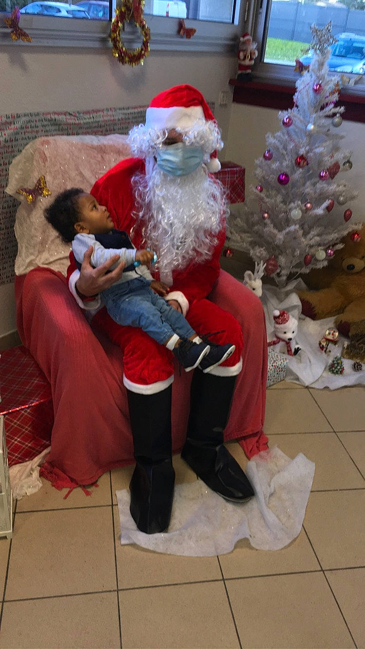 Adonys participe au concours pour gagner de l'argent avec cette photo : beard, christmas, christmas_decoration, christmas_eve, christmas_tree, costume_hat, event, facial_hair, fictional_character, fun, hat, holiday, interior_design, lap, person, red, santa_claus, toy, tradition, tree