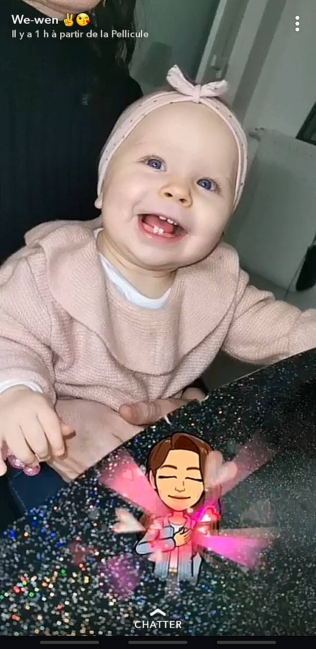 Kaïna participe au concours pour gagner de l'argent avec cette photo : baby, cheek, child, eye, face, facial_expression, forehead, fun, head, headwear, iris, joy, lip, mouth, nose, person, photography, photomontage, pink, play