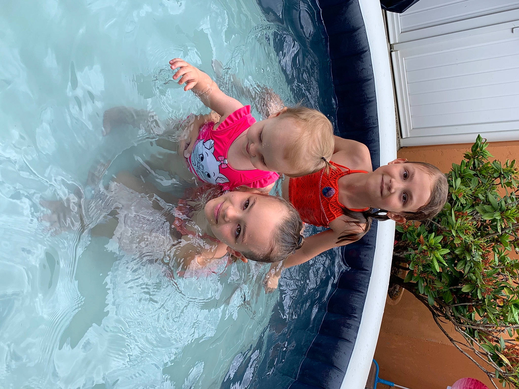 Anaé participe au concours pour gagner de l'argent avec cette photo : baby, bathing, child, fun, happy, headgear, joy, leisure, leisure_centre, muscle, outdoor_recreation, person, personal_protective_equipment, plant, recreation, smile, swimmer, swimming_pool, swimwear, toddler