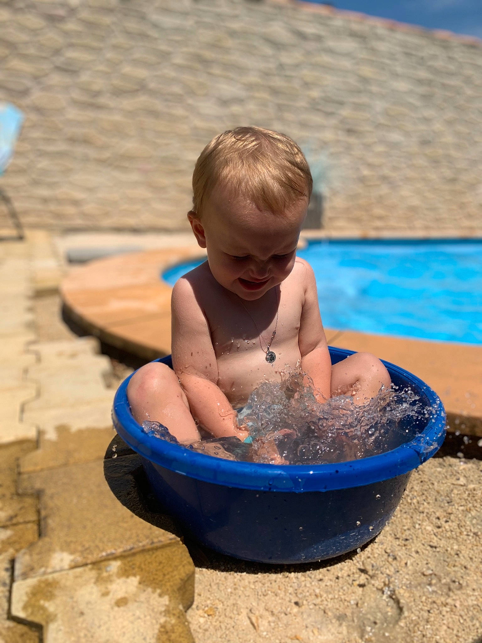 Anaé a rejoint le concours — aidez-le/la à gagner de superbes lots ! azure, baby, baby_bathing, baby_float, bathing, blue, child, face, fun, goggles, happy, leisure, nonbuilding_structure, person, personal_protective_equipment, recreation, smile, swimming_pool, toddler, vacation