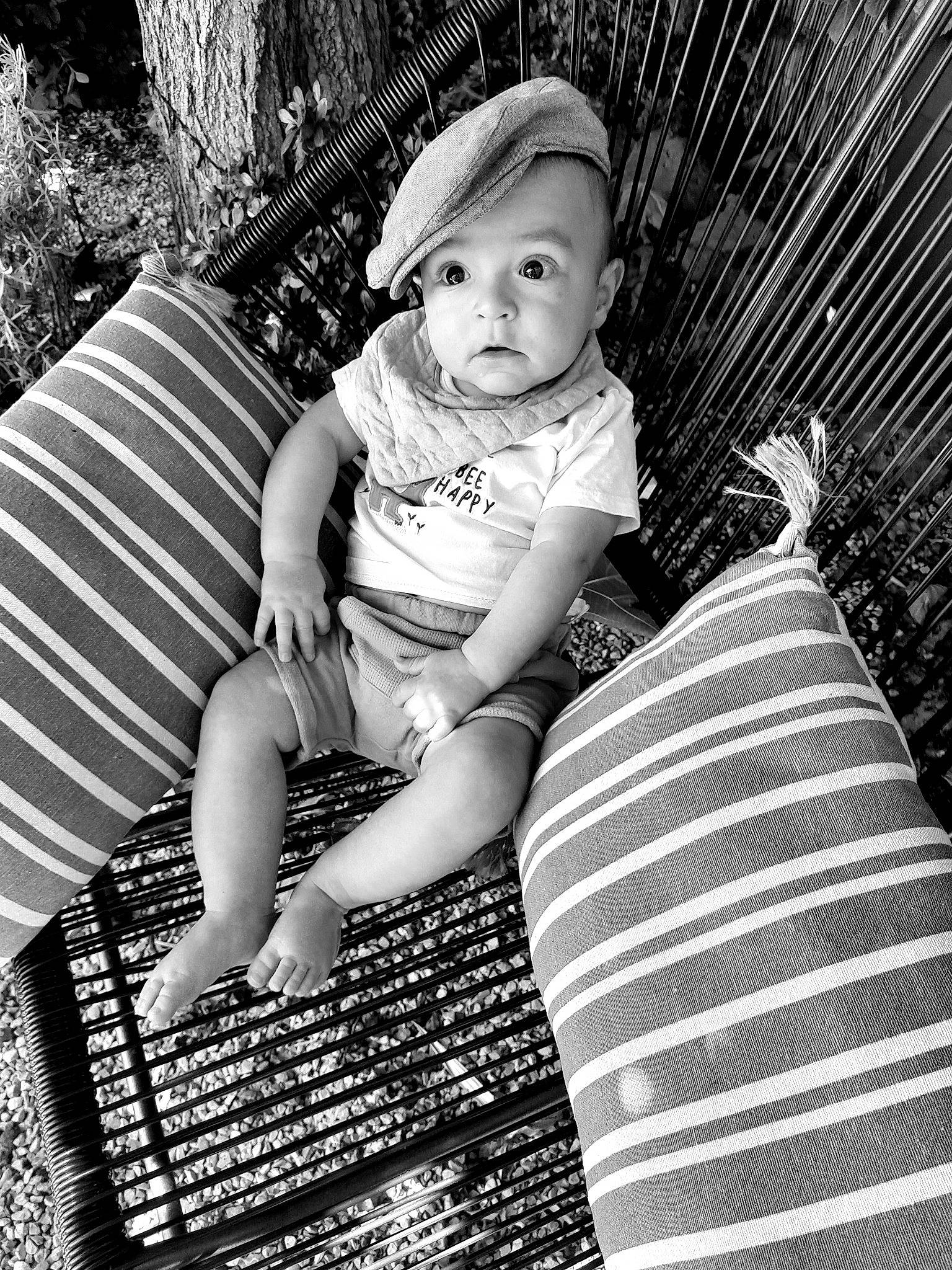 Marcel participe au concours pour gagner de l'argent avec cette photo : black, black_and_white, child, fashion, flash_photography, grass, hairstyle, happy, leg, monochrome, monochrome_photography, people_in_nature, person, photograph, plant, snapshot, style, tints_and_shades, toddler, vertebrate